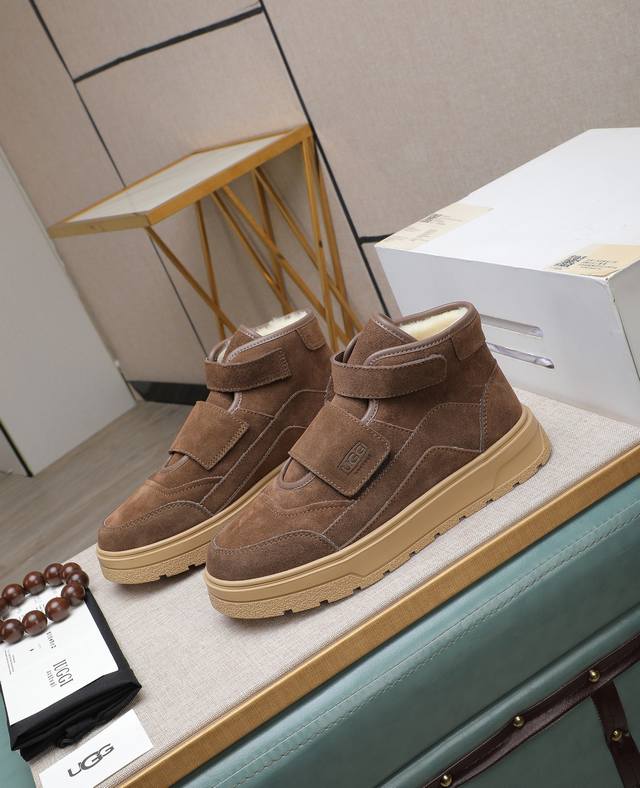 出厂价p Iuggi 新款复古老花男鞋 休闲百搭 高级感满满 时尚轻奢个性款 联名款 复古老花因素 帅气范儿十足 头层绒面牛皮 内里羊毛 鞋底橡胶大底 轻便又防