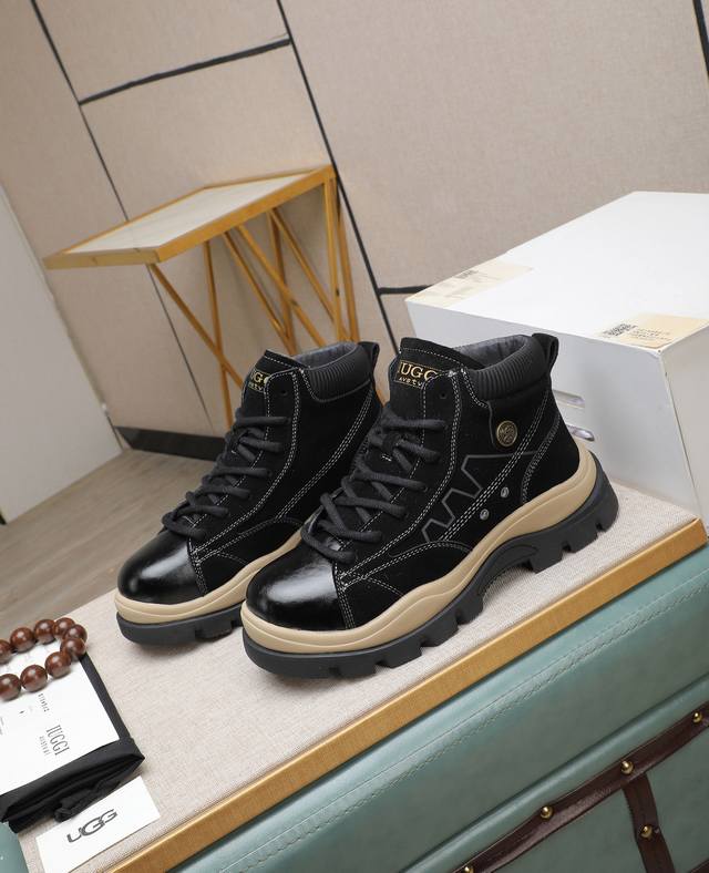 出厂价p Iuggi 新款复古老花男鞋 休闲百搭 高级感满满 时尚轻奢个性款 联名款 复古老花因素 帅气范儿十足 头层绒面牛皮 内里羊毛 鞋底橡胶大底 轻便又防