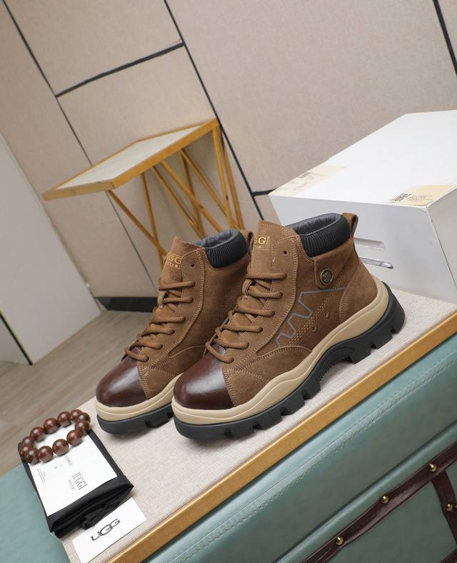 出厂价p Iuggi 新款复古老花男鞋 休闲百搭 高级感满满 时尚轻奢个性款 联名款 复古老花因素 帅气范儿十足 头层绒面牛皮 内里羊毛 鞋底橡胶大底 轻便又防