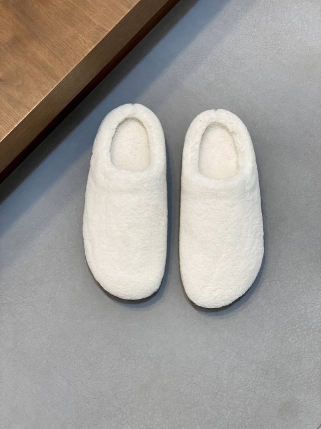 出厂价p Alo Yoga Recovery Slipper 情侣款包头拖鞋 这款鞋以其极致的舒适感和简约的设计而闻名，是很多瑜伽爱好者和追求舒适生活人士的首选