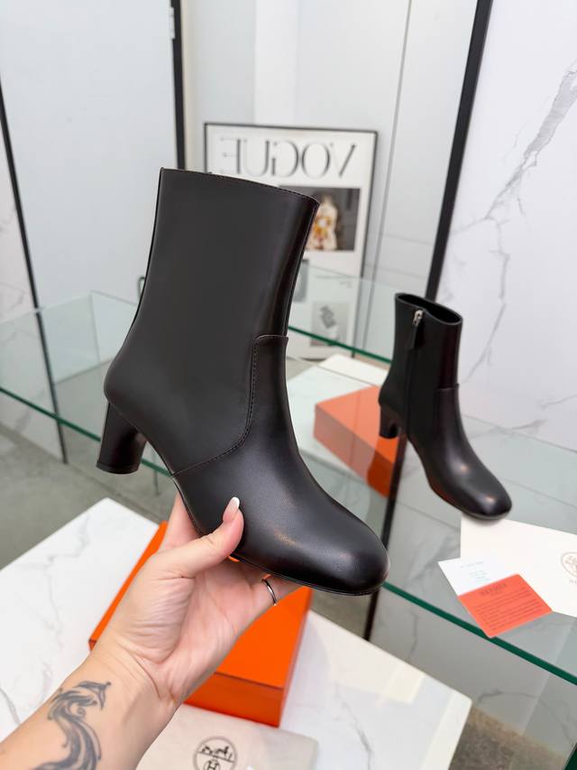 顶级版本 代购级 爱马仕 Hermes 2025秋冬新款 Lisa 粗跟侧拉链及裸女短靴 H家字母Logo高跟圆头马丁骑士靴 材质：鞋面进口小牛皮+水染羊皮内里