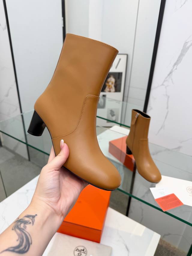 顶级版本 代购级 爱马仕 Hermes 2025秋冬新款 Lisa 粗跟侧拉链及裸女短靴 H家字母Logo高跟圆头马丁骑士靴 材质：鞋面进口小牛皮+水染羊皮内里