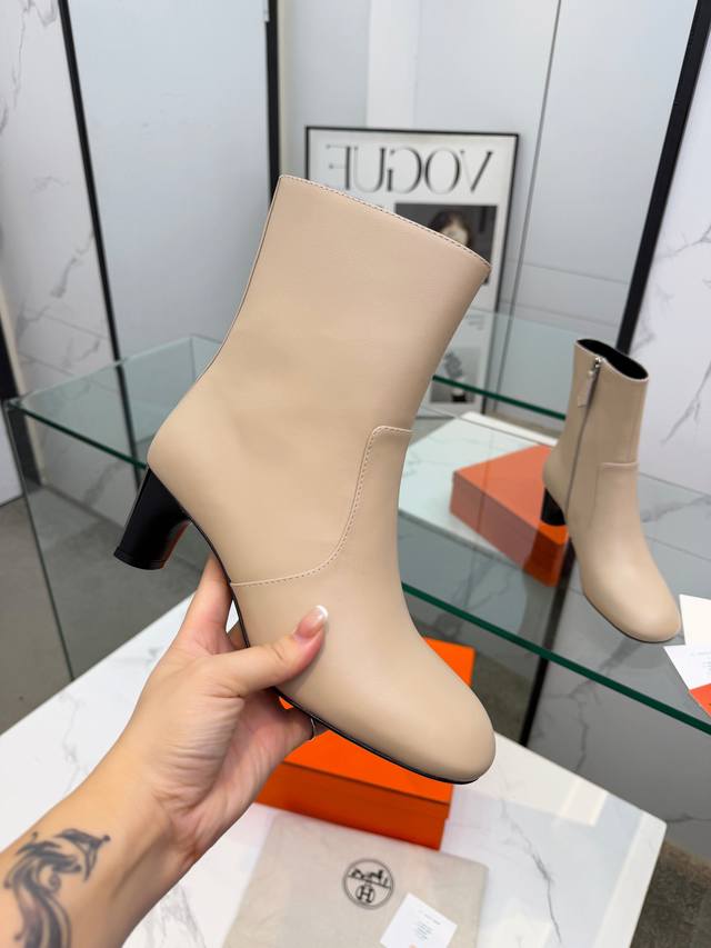 顶级版本 代购级 爱马仕 Hermes 2025秋冬新款 Lisa 粗跟侧拉链及裸女短靴 H家字母Logo高跟圆头马丁骑士靴 材质：鞋面进口小牛皮+水染羊皮内里