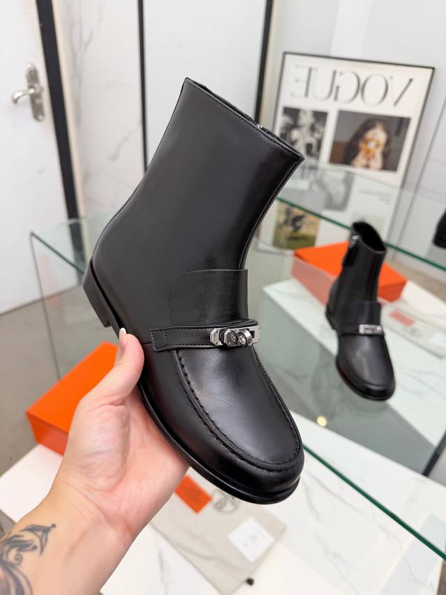 顶级版本Hermes ／爱马仕25Wf秋冬新品 Kelly 扣复古平底短靴它传承爱马仕百年匠心工艺 每一处细节都彰显非凡品质标志性 Kelly 扣点缀于靴面闪耀