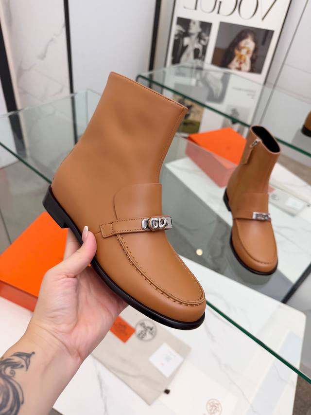 顶级版本Hermes ／爱马仕25Wf秋冬新品 Kelly 扣复古平底短靴它传承爱马仕百年匠心工艺 每一处细节都彰显非凡品质标志性 Kelly 扣点缀于靴面闪耀