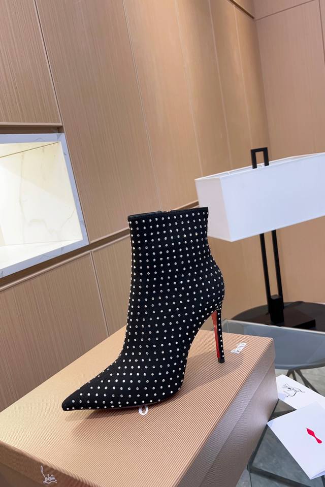 Christianlouboutin路铂廷 Cl红底鞋‖ 全球限量！来自拉斯维加斯的祝福灵感来自拉斯维加斯的炫彩霓虹 手工制作，精致工艺收藏级作品 绝对吸睛的存