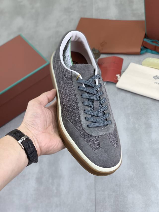 出厂价pp 实价 最新款休闲鞋Loro piana 顶级级购买原版复制 于1924年4月24日一手创立现有的Loro piana公司。家族经营至今已是第六代，为