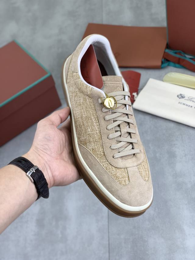 出厂价pp 实价 最新款休闲鞋Loro piana 顶级级购买原版复制 于1924年4月24日一手创立现有的Loro piana公司。家族经营至今已是第六代，为