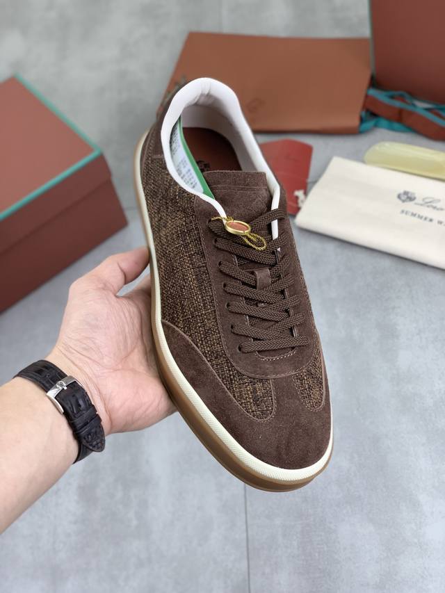 出厂价pp 实价 最新款休闲鞋Loro piana 顶级级购买原版复制 于1924年4月24日一手创立现有的Loro piana公司。家族经营至今已是第六代，为