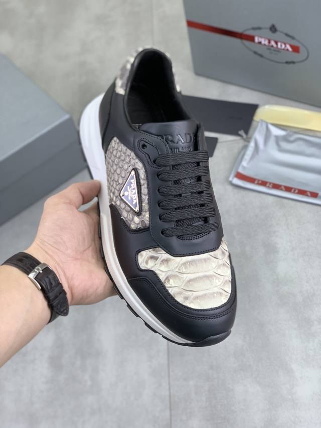 工厂p价p 实价 顶级品质 官网新款爆款上市，百年不过时， 潮牌 普拉达prada 主推爆款，前卫百搭时尚男鞋私版开模，牛皮面拼接1：1油边处理..时尚干脆、原