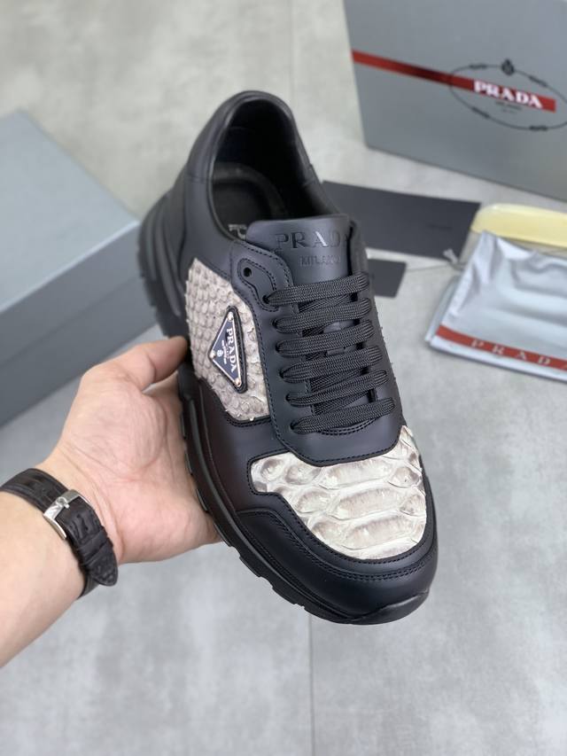 工厂p价p 实价 顶级品质 官网新款爆款上市，百年不过时， 潮牌 普拉达prada 主推爆款，前卫百搭时尚男鞋私版开模，牛皮面拼接1：1油边处理..时尚干脆、原