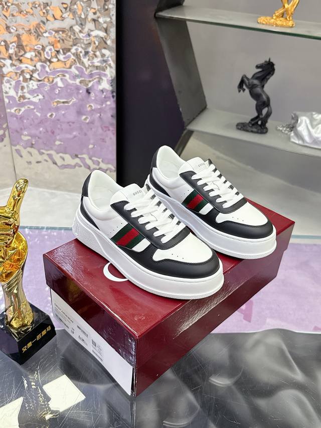 Gucci * 厚底情侣款运动鞋 最新款 2025 古驰系列 情侣款这款运动鞋采用厚底结构 巧妙运用廓形设计 配色和材质三重元素 经典款元素演绎出品牌所推崇的运