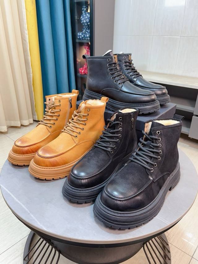 出厂价p Ugg 羊毛里澳洲原单正品渠道货源经典之作鞋面采用顶级进口油蜡牛皮橡胶大底我们用最精致的工艺和最优的品牌质量，带给亲们最棒的穿着体验！码数38-44