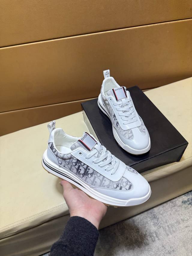 Diao迪奥 原单品质.～ 独特现代风运动鞋。休闲鞋潮男必备款 意大利进口原版品牌，进口原版皮，羊里 拒绝脱色磨脚 鞋底：原厂特供原版底，法国懒人风格设计 贴脚