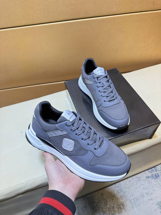 独家首发 阿玛尼 独特现代风运动鞋。专柜代购休闲 意大利进口原版皮， 猪里 拒绝脱色磨脚 鞋底：原厂特供原版底，超酷 系带走路都带风风格设计 原单品质全真皮制作