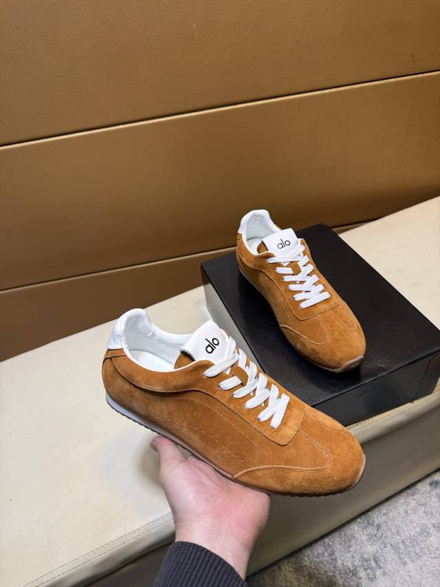 迪奥Dior* 最新爆款休闲鞋，顶端品牌 奢侈～代购，顶级～质量。专柜同卖产品 鞋面選用进口透气牛皮材质透气羊皮内里 精细做工。原版个性时尚柔软橡膠耐磨防滑大底