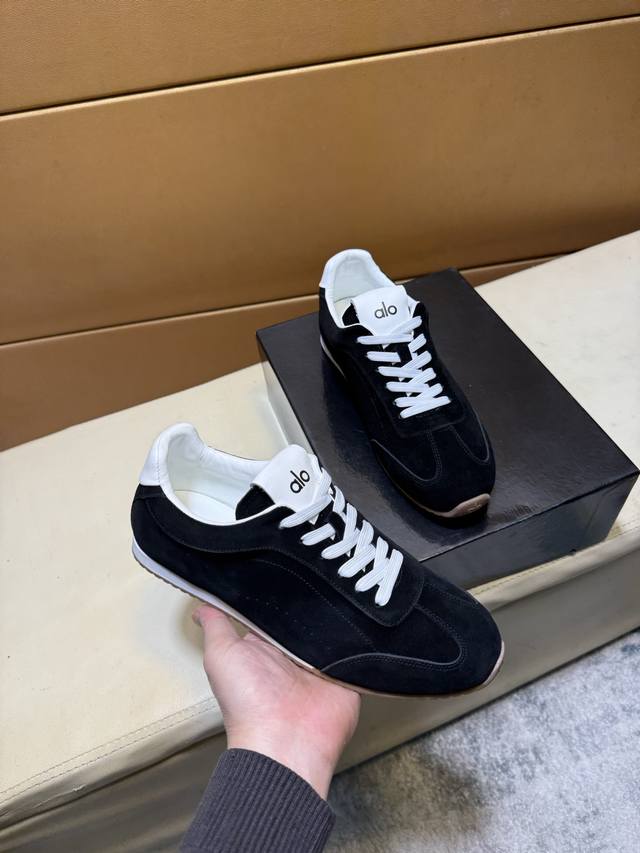 迪奥Dior* 最新爆款休闲鞋，顶端品牌 奢侈～代购，顶级～质量。专柜同卖产品 鞋面選用进口透气牛皮材质透气羊皮内里 精细做工。原版个性时尚柔软橡膠耐磨防滑大底