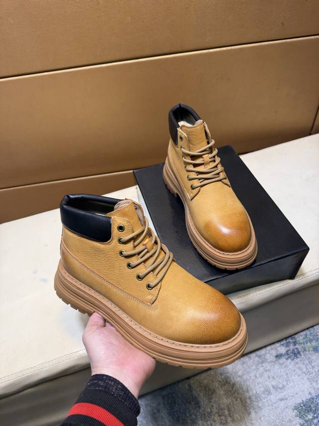 真羊毛 Ugg 爆款男鞋官方网同步正品品质 不是一般市场仿货可比拟的鞋面为进口意大利磨砂牛皮，内里：垫脚级真羊毛只有A级才能显效果 手感柔滑细腻鞋型大气，只有正