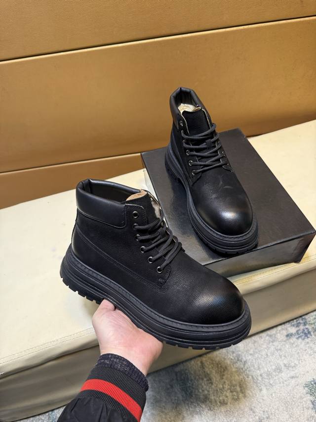 真羊毛 Ugg 爆款男鞋官方网同步正品品质 不是一般市场仿货可比拟的鞋面为进口意大利磨砂牛皮，内里：垫脚级真羊毛只有A级才能显效果 手感柔滑细腻鞋型大气，只有正