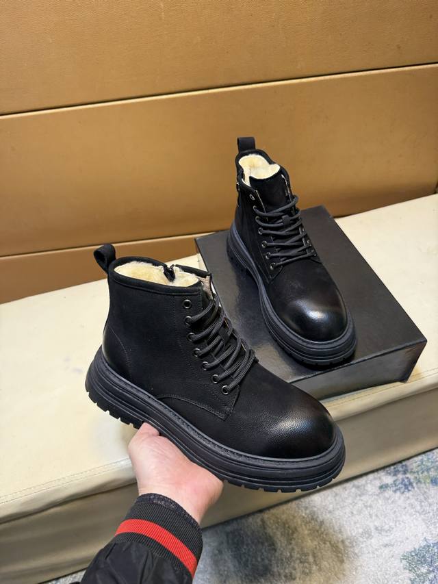 真羊毛 Ugg 爆款男鞋官方网同步正品品质 不是一般市场仿货可比拟的鞋面为进口意大利磨砂牛皮，内里：垫脚级真羊毛只有A级才能显效果 手感柔滑细腻鞋型大气，只有正