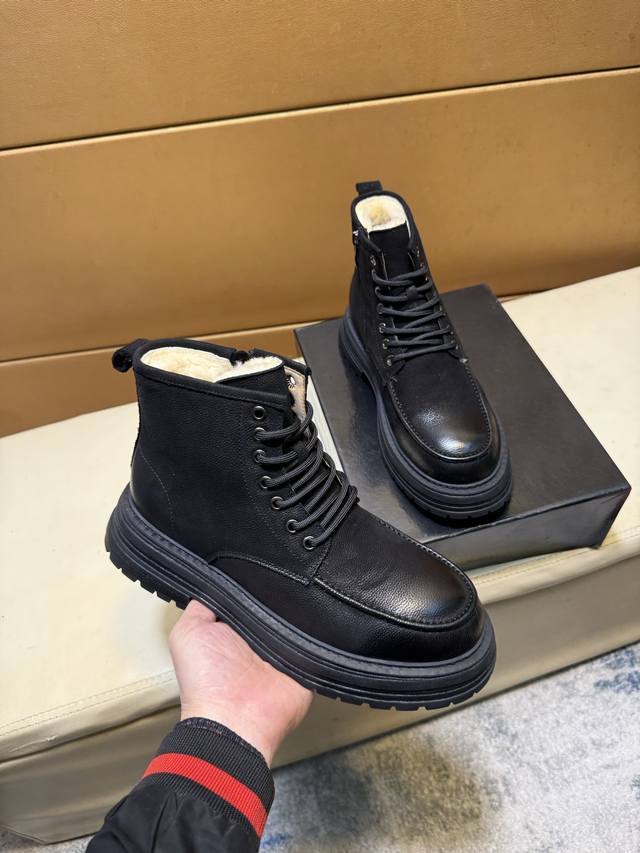 真羊毛 Ugg 爆款男鞋官方网同步正品品质 不是一般市场仿货可比拟的鞋面为进口意大利磨砂牛皮，内里：垫脚级真羊毛只有A级才能显效果 手感柔滑细腻鞋型大气，只有正