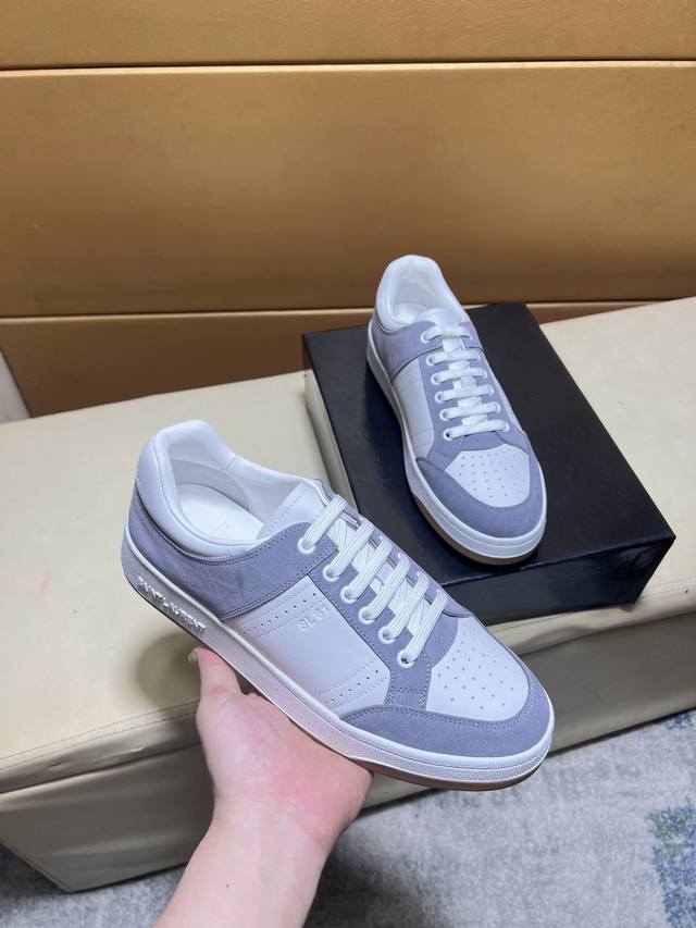 Saint Laurent 圣罗兰 -高端品质 原单休闲运动板鞋 -鞋面：纳帕小牛皮打孔工艺、银色牛皮、鞋身.后跟：丝印品牌Logo -内里：毛巾布里，垫脚；水