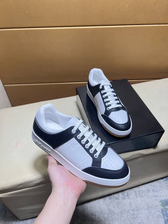 原单品质 圣罗兰 顶级代购男士2025Hk专柜同步发售。鞋底：原厂特供原版底，独家活动成型底超级舒适，原厂跟单货，高品质，牛里，细节决定品质、我们只为用心做好鞋