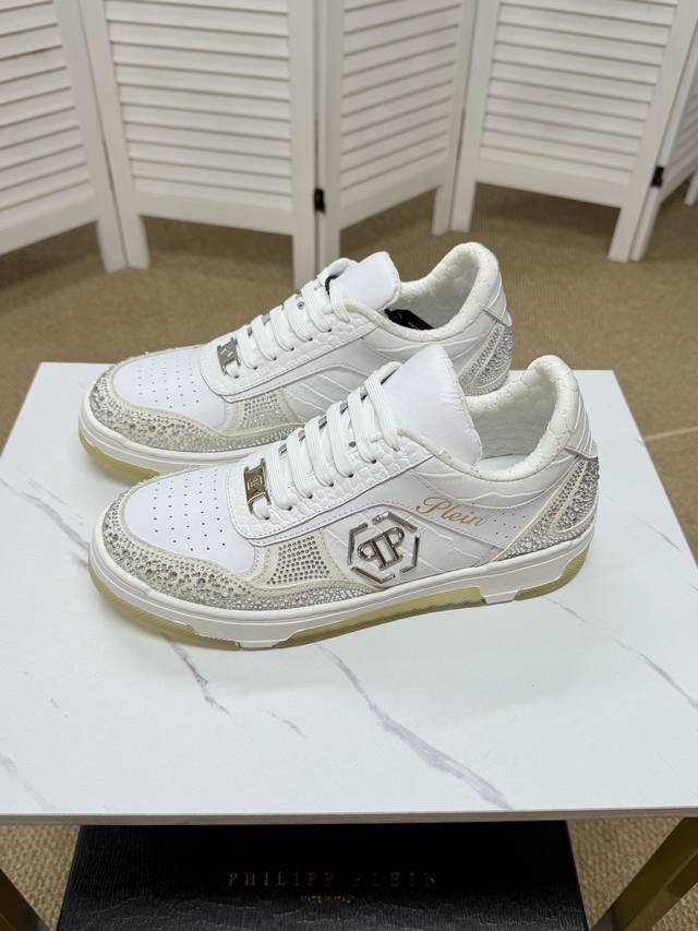 philipp piein 菲利普普萊茵 专柜同步男款 引领潮流时尚趋势 以奢华狂野设计出货 上 脚绝对舒适鞋面全手工打造五金时尚 高端品质原厂工艺必备款 39
