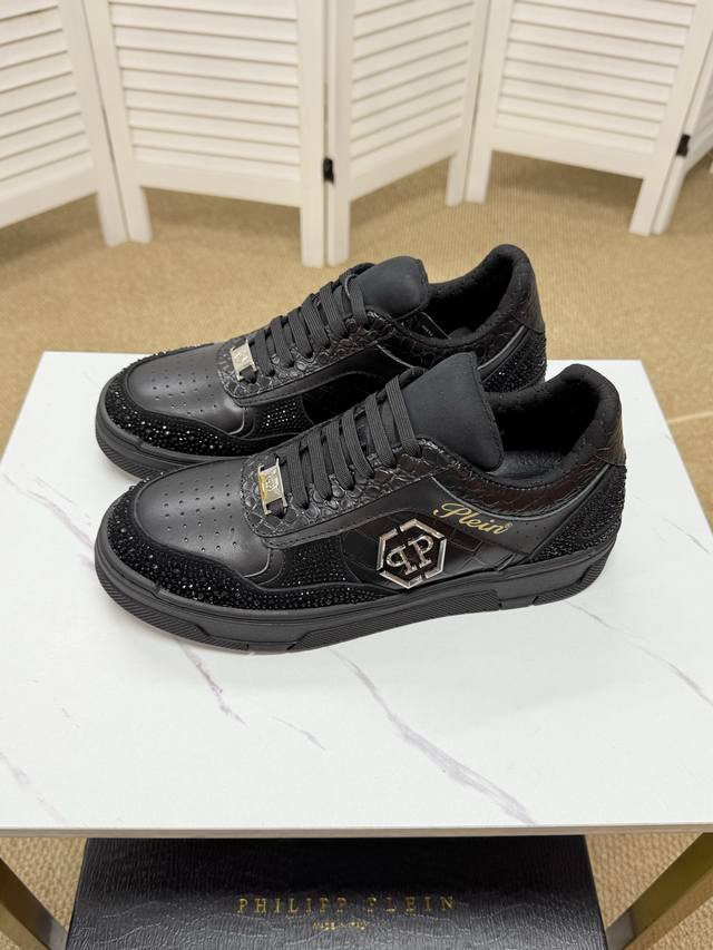 philipp piein 菲利普普萊茵 专柜同步男款 引领潮流时尚趋势 以奢华狂野设计出货 上 脚绝对舒适鞋面全手工打造五金时尚 高端品质原厂工艺必备款 39