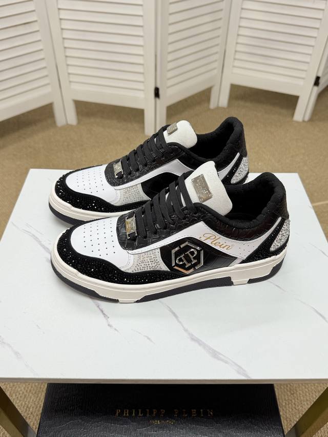 philipp piein 菲利普普萊茵 专柜同步男款 引领潮流时尚趋势 以奢华狂野设计出货 上 脚绝对舒适鞋面全手工打造五金时尚 高端品质原厂工艺必备款 39