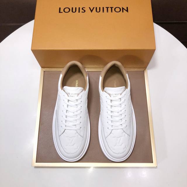 工厂p批 原版开发 品质出货 欢迎对比 Lv板鞋系列运动鞋将成衣系列的宽松廓形引入春夏男装秀场瞩目亮相。牛皮革鞋面结合粗犷织物鞋带，以缤纷串珠点明品牌经典元素。