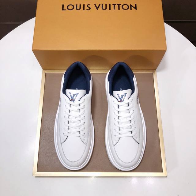 工厂p批 原版开发 品质出货 欢迎对比 Lv板鞋系列运动鞋将成衣系列的宽松廓形引入春夏男装秀场瞩目亮相。牛皮革鞋面结合粗犷织物鞋带，以缤纷串珠点明品牌经典元素。