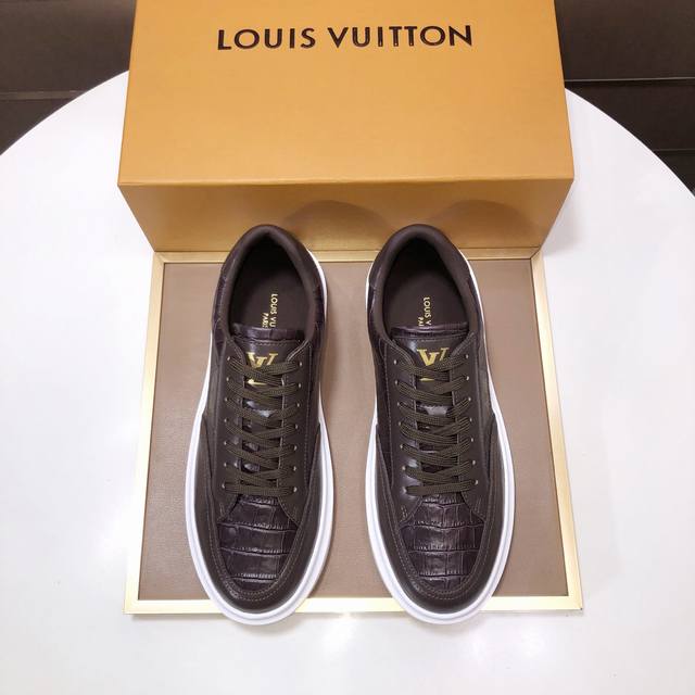 工厂p批 原版开发 品质出货 欢迎对比 Lv板鞋系列运动鞋将成衣系列的宽松廓形引入春夏男装秀场瞩目亮相。牛皮革鞋面结合粗犷织物鞋带，以缤纷串珠点明品牌经典元素。