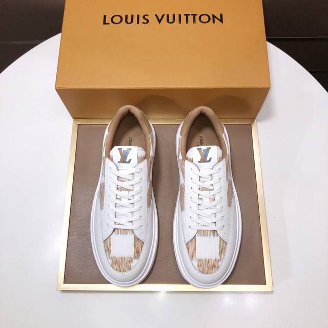 工厂p批 原版开发 品质出货 欢迎对比 Lv板鞋系列运动鞋将成衣系列的宽松廓形引入春夏男装秀场瞩目亮相。牛皮革鞋面结合粗犷织物鞋带，以缤纷串珠点明品牌经典元素。