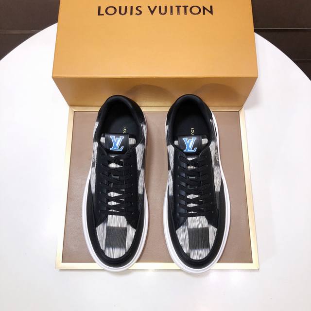 工厂p批 原版开发 品质出货 欢迎对比 Lv板鞋系列运动鞋将成衣系列的宽松廓形引入春夏男装秀场瞩目亮相。牛皮革鞋面结合粗犷织物鞋带，以缤纷串珠点明品牌经典元素。