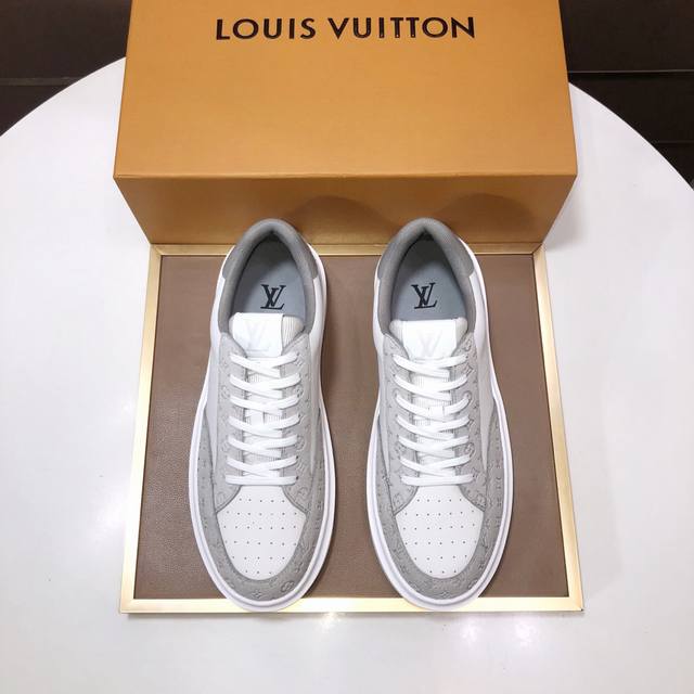 工厂p批 原版开发 品质出货 欢迎对比 Lv板鞋系列运动鞋将成衣系列的宽松廓形引入春夏男装秀场瞩目亮相。牛皮革鞋面结合粗犷织物鞋带，以缤纷串珠点明品牌经典元素。