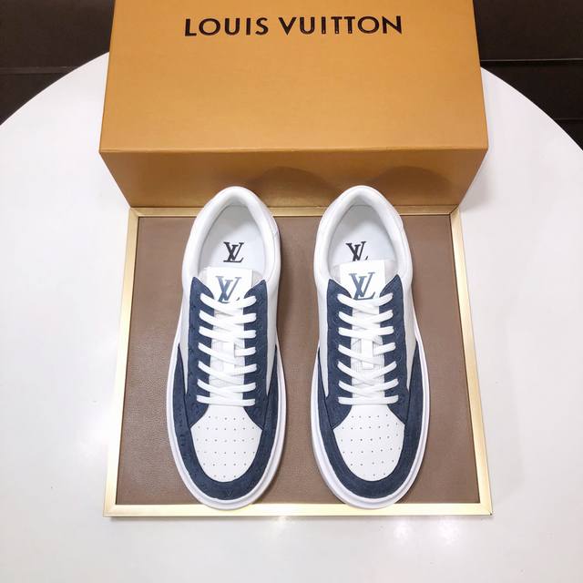 工厂p批 原版开发 品质出货 欢迎对比 Lv板鞋系列运动鞋将成衣系列的宽松廓形引入春夏男装秀场瞩目亮相。牛皮革鞋面结合粗犷织物鞋带，以缤纷串珠点明品牌经典元素。