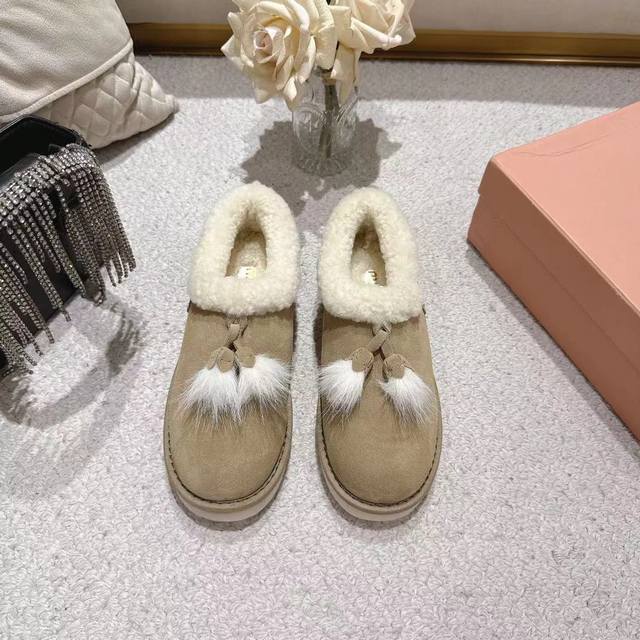 Miu Miu缪缪 女款 韩里韩气超火小土豆雪地靴升级版来啦！ 其独特的浅口设计，轻松搭配各种服饰，无论是休闲的牛仔裤还是可爱的裙子，都能展示出恰到好处的时尚感