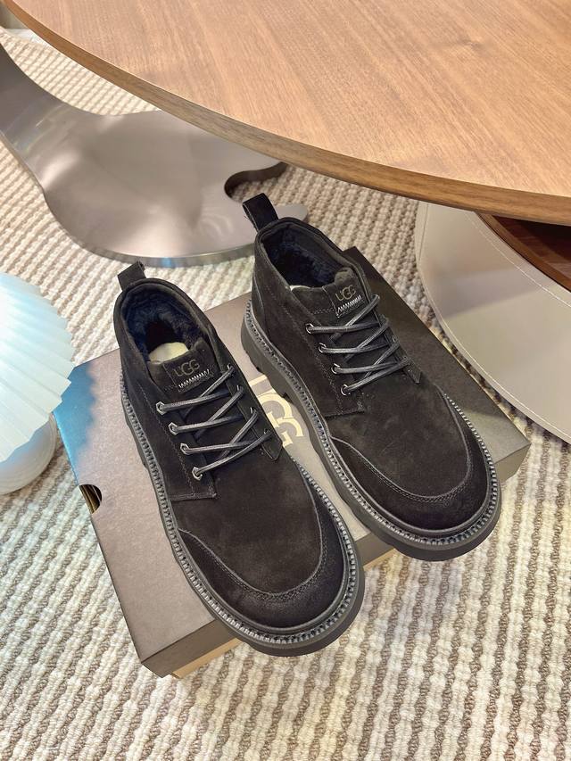 Ugg 2025新款男款 .冬季雪地靴 毛毛鞋 搭配系数也是百分百 炸好看时尚感十足穿上气场爆涨 拉格休闲靴 系带款 鞋跟饰有热压花品牌标 鞋面：优质牛反绒 内