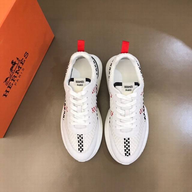 H高端奢品 2026春夏新品系列，男士Chris休闲运动鞋，面料采用意大利进口小牛皮 鞋身纯手工编织工艺，手感柔软细腻 搭配牛皮内里 Tpu大底耐磨防滑 双色橡