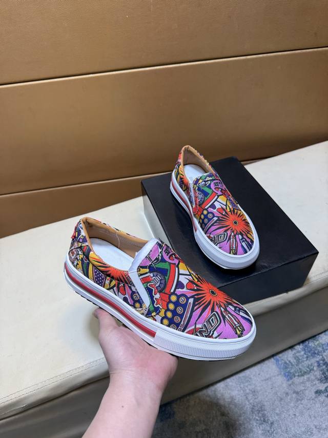 杜嘉班纳Dg 顶级代购男士2025Hk专柜同步发售。鞋底：原厂特供原版底，独家活动底超级舒适，原厂跟单货，高品质多色拼接设计做工精致细腻，独一无二， 丝绸面料，