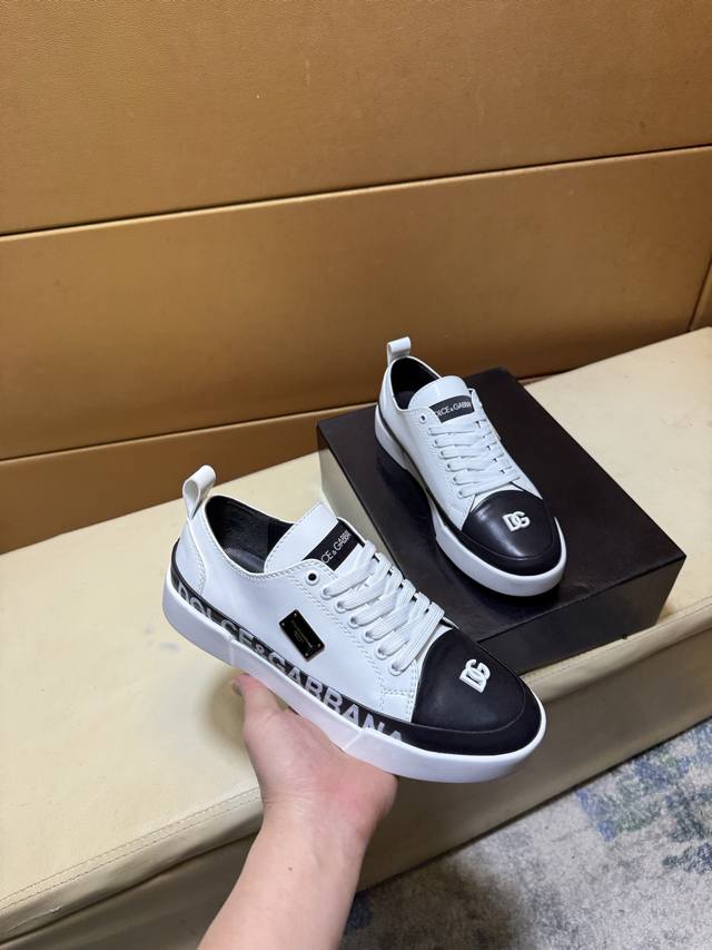 杜嘉班纳Dg 顶级代购男士2025Hk专柜同步发售。鞋底：原厂特供原版底，独家活动底超级舒适，原厂跟单货，高品质多色拼接设计做工精致细腻，独一无二， 丝绸面料，