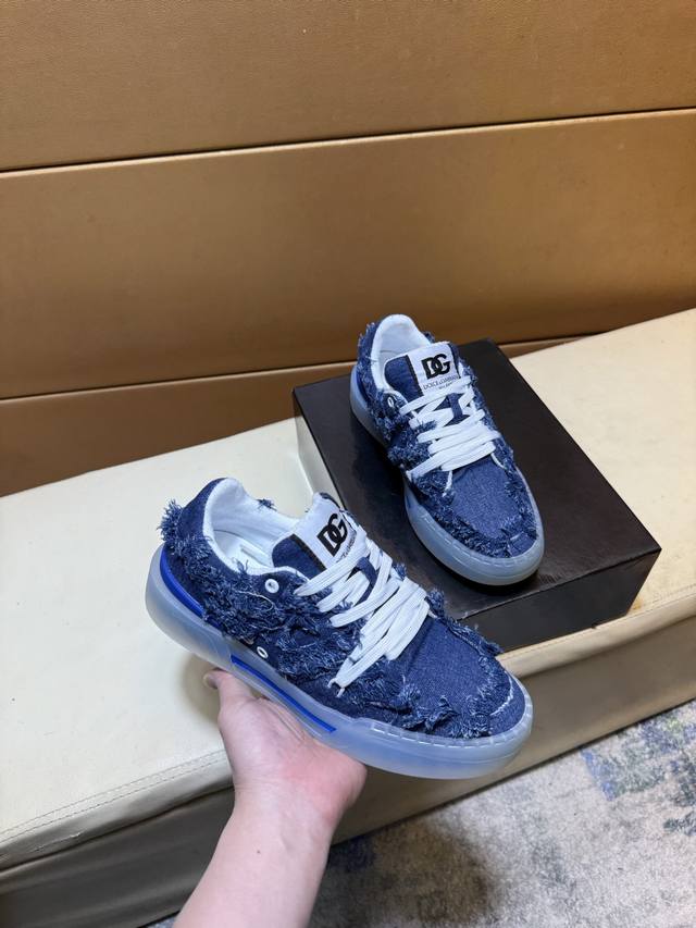 杜嘉班纳Dg 顶级代购男士2025Hk专柜同步发售。鞋底：原厂特供原版底，独家活动底超级舒适，原厂跟单货，高品质多色拼接设计做工精致细腻，独一无二， 丝绸面料，