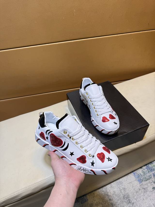 杜嘉班纳Dg 顶级代购男士2025Hk专柜同步发售。鞋底：原厂特供原版底，独家活动底超级舒适，原厂跟单货，高品质多色拼接设计做工精致细腻，独一无二， 丝绸面料，