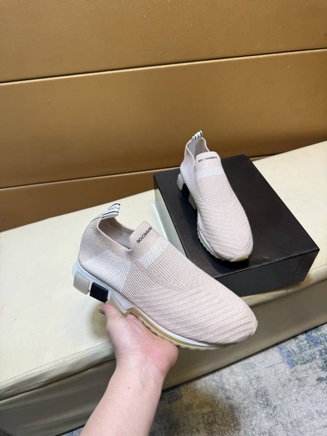 杜嘉班纳Dg 顶级代购男士2025Hk专柜同步发售。鞋底：原厂特供原版底，独家活动底超级舒适，原厂跟单货，高品质多色拼接设计做工精致细腻，独一无二， 丝绸面料，