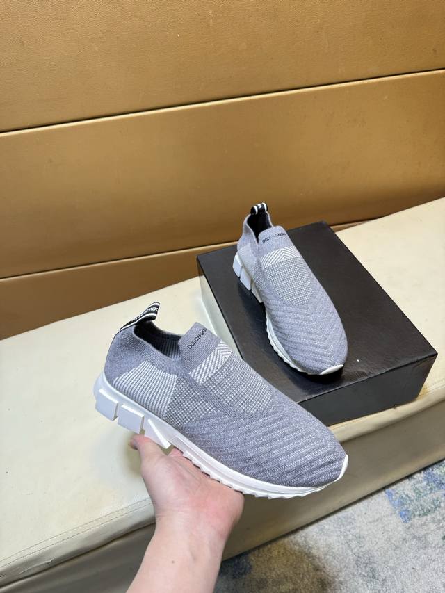 杜嘉班纳Dg 顶级代购男士2025Hk专柜同步发售。鞋底：原厂特供原版底，独家活动底超级舒适，原厂跟单货，高品质多色拼接设计做工精致细腻，独一无二， 丝绸面料，