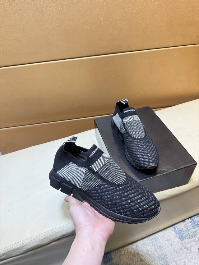 杜嘉班纳Dg 顶级代购男士2025Hk专柜同步发售。鞋底：原厂特供原版底，独家活动底超级舒适，原厂跟单货，高品质多色拼接设计做工精致细腻，独一无二， 丝绸面料，