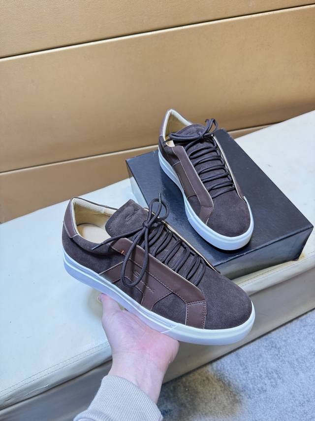 Santoni 圣东尼 顶级代购男士2025Hk专柜同步发售。鞋底：原厂特供原版底，独家活动底超级舒适，原厂跟单货，高品质多色拼接设计做工精致细腻，独一无二，