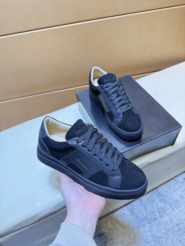 Santoni 圣东尼 顶级代购男士2025Hk专柜同步发售。鞋底：原厂特供原版底，独家活动底超级舒适，原厂跟单货，高品质多色拼接设计做工精致细腻，独一无二，