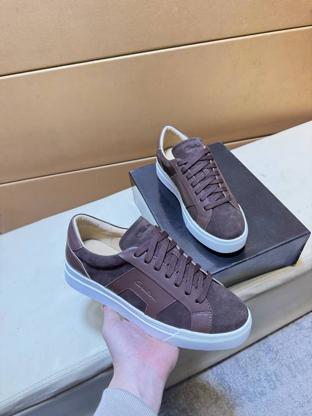 Santoni 圣东尼 顶级代购男士2025Hk专柜同步发售。鞋底：原厂特供原版底，独家活动底超级舒适，原厂跟单货，高品质多色拼接设计做工精致细腻，独一无二，